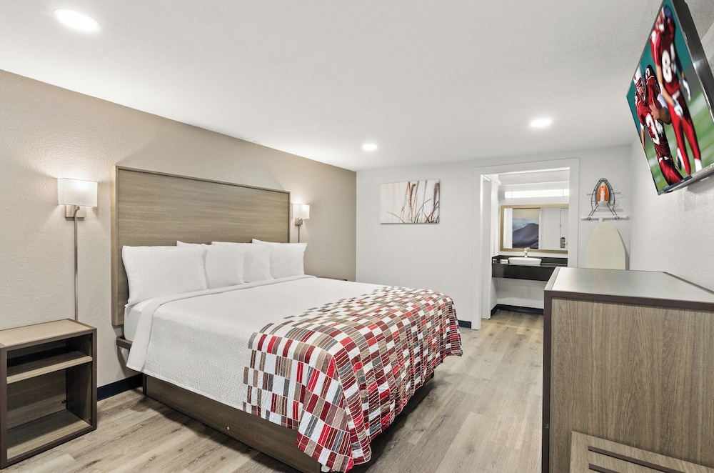 Superior Room, 1 King Bed, Smoking photo 3