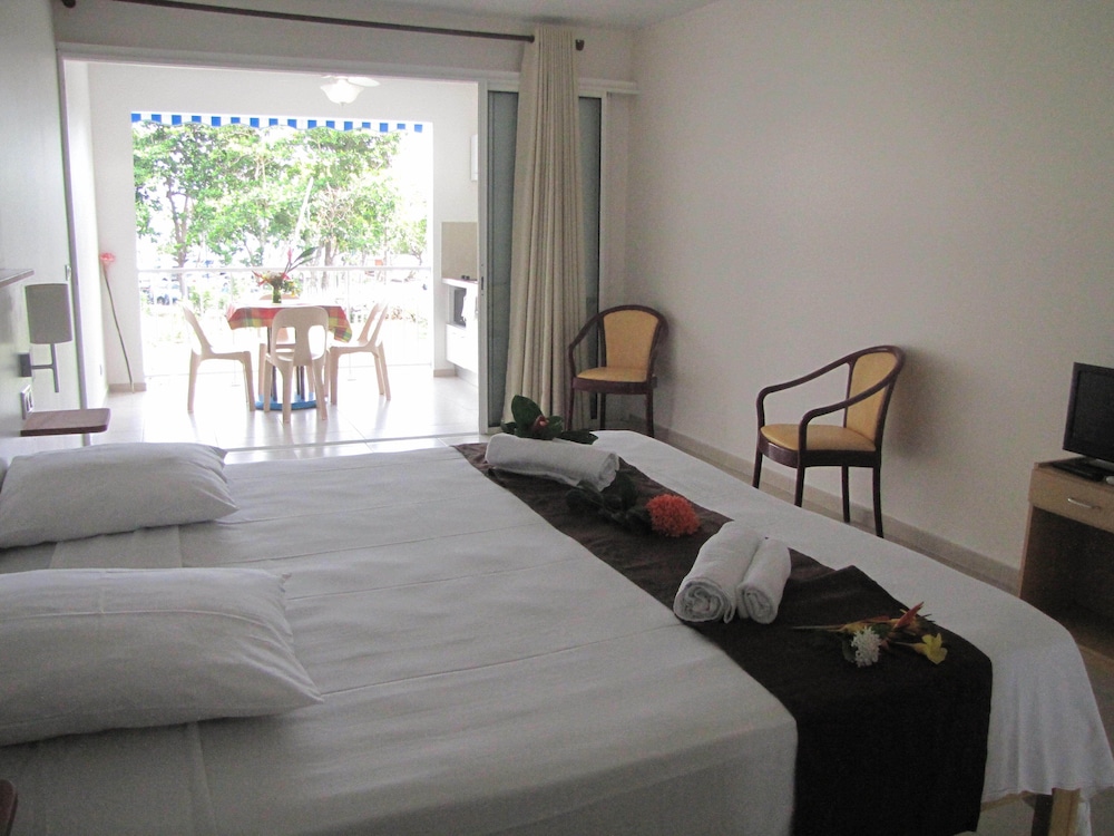 Superior Studio Suite, 1 King Bed, Terrace, Partial Ocean View photo 3