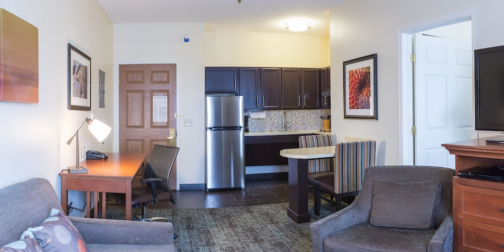 Suite, 1 Bedroom, Kitchen (2 Dbl, Living, Dining) - Photo 6