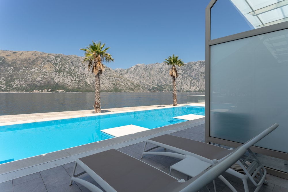Premium Room, 1 King Bed, Private Pool, Sea View - Photo 10