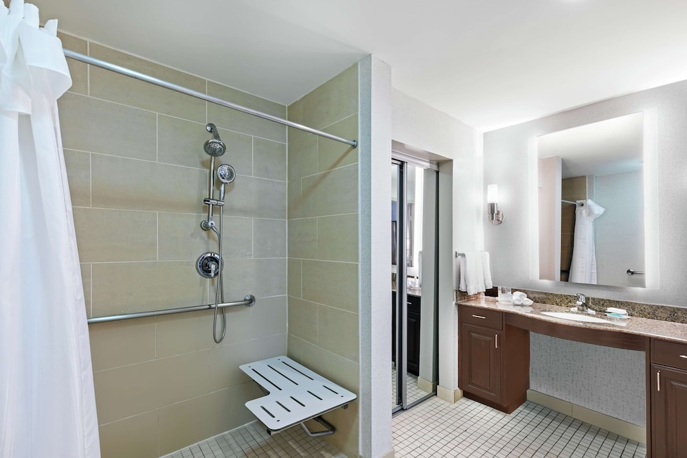 Suite, 1 King Bed, Accessible (Roll-in Shower) photo 3