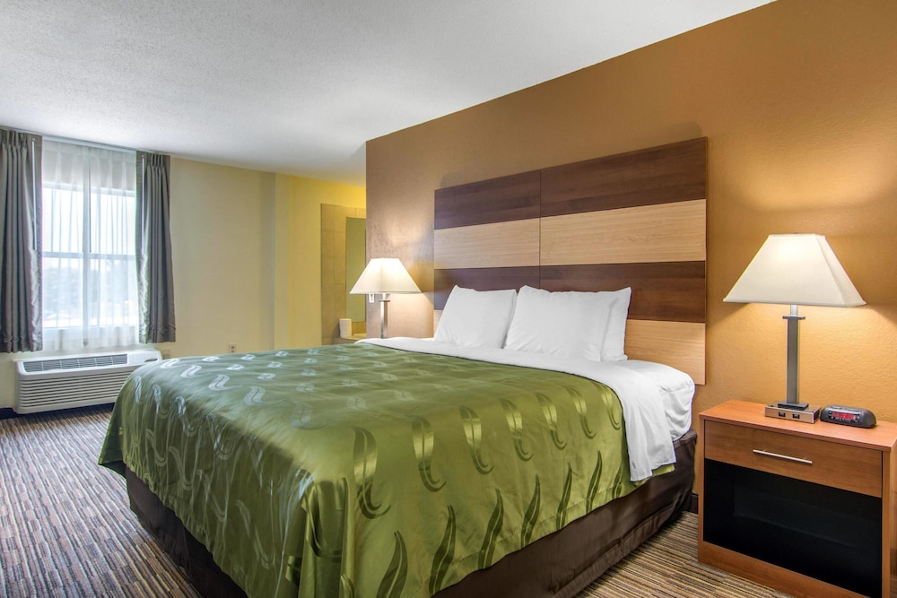 Room, 1 King Bed, Non Smoking (Upgrade) photo 2