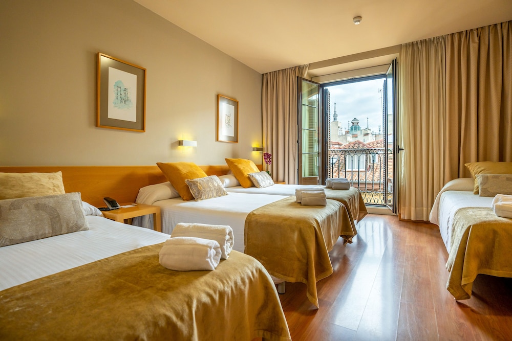 City Quadruple Room - Photo 19