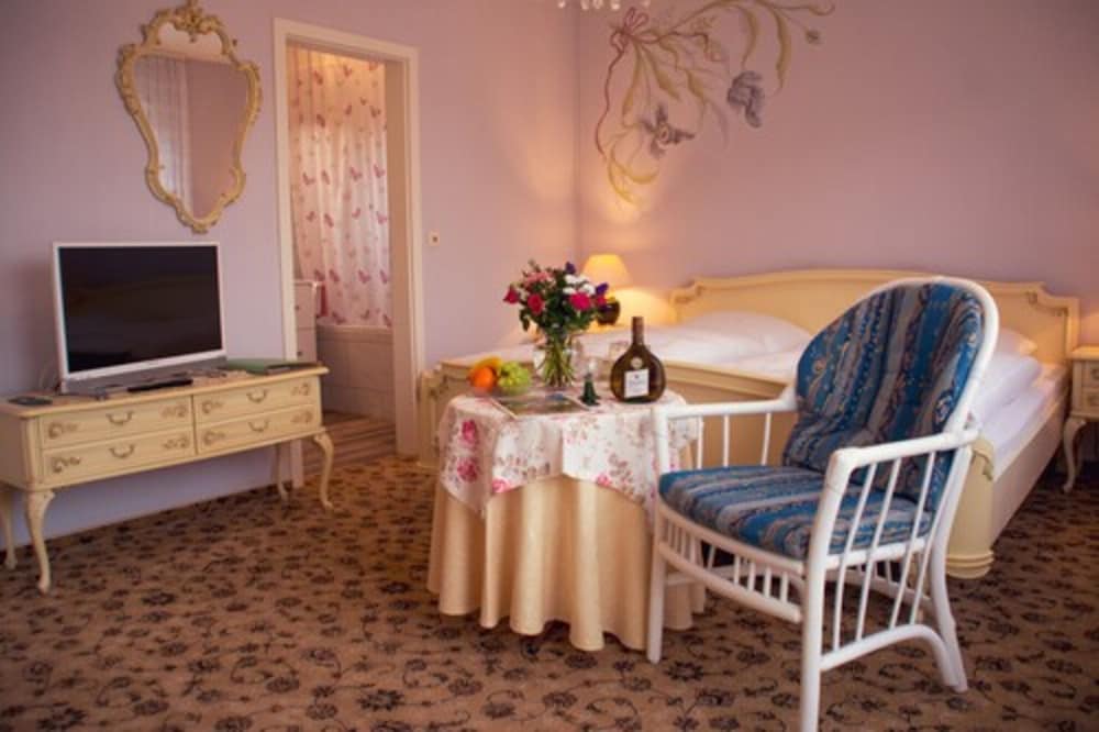 Double Room, Balcony (Stay 7 and SAVE) photo 3