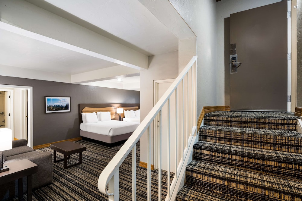 Suite, Multiple Beds, Non Smoking (with Single Sofabed) photo 3