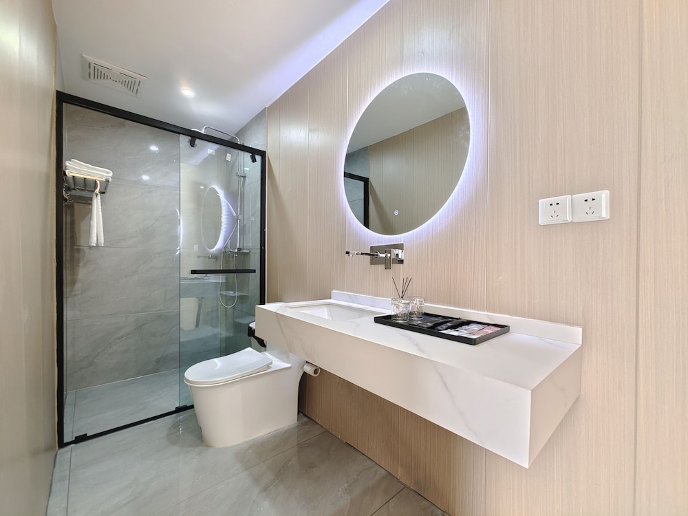 Economy Apartment, 1 Queen Bed, Ensuite photo 3