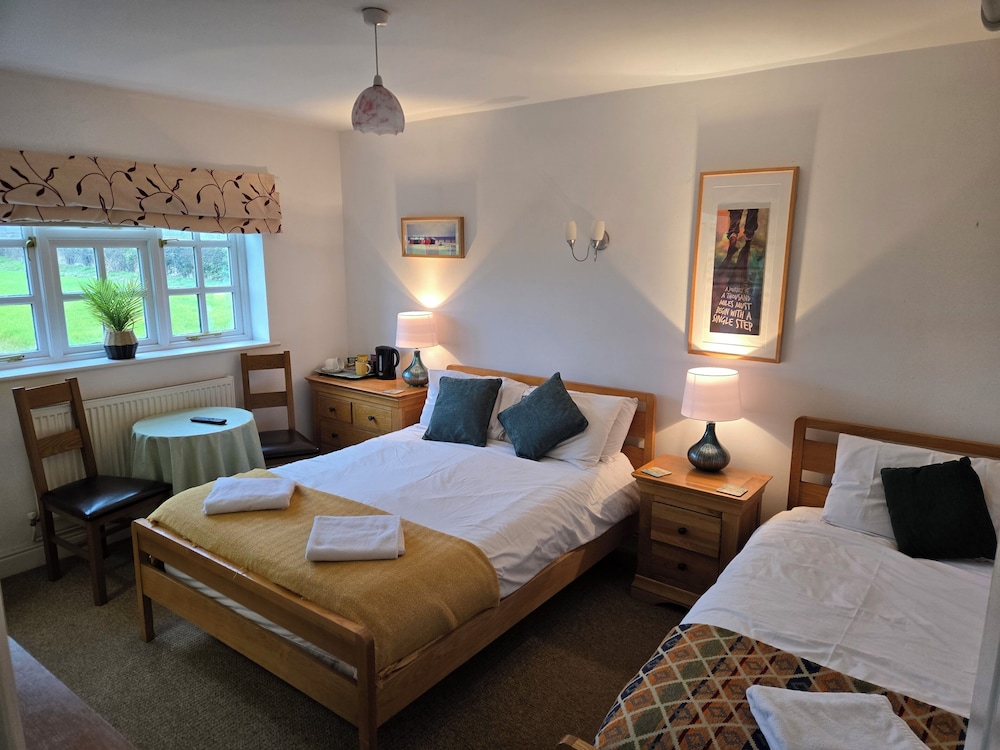 Double or Twin Room, Ensuite (or Triple Room ) - Photo 3