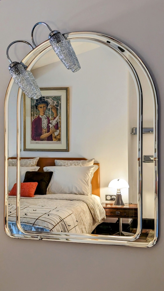 Deluxe Room, 1 Queen Bed, Pool View photo 2