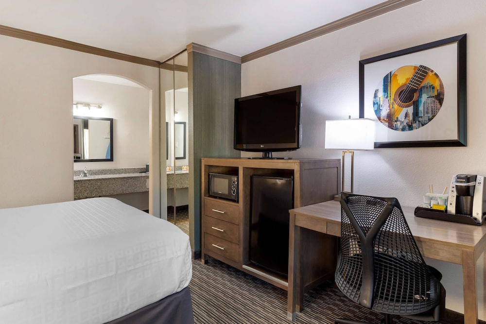 Standard Room, 1 Queen Bed, Non Smoking, Refrigerator & Microwave - Photo 4