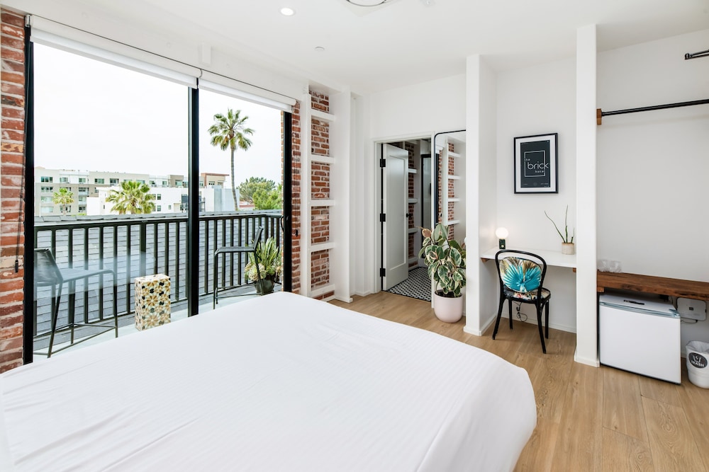 Room, 1 Queen Bed, Balcony, City View (Room 304) photo 3
