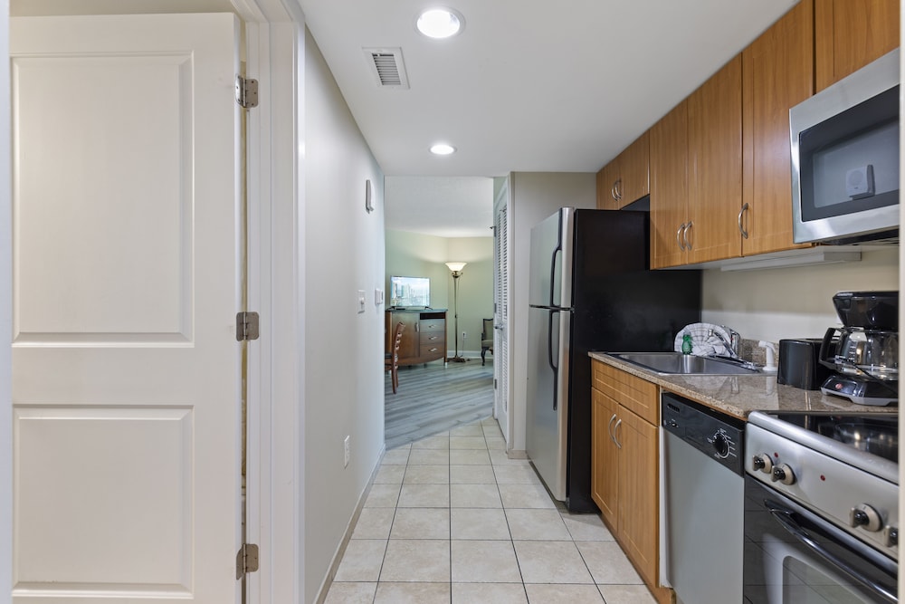 One Bedroom King Angle, Kitchenette photo 3