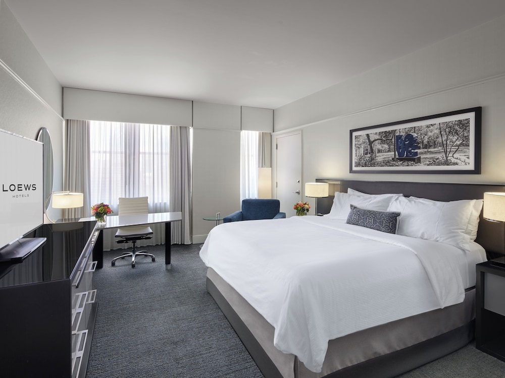 Deluxe Room, 1 King Bed, Hearing Accessible (Transfer Shower) - Photo 1