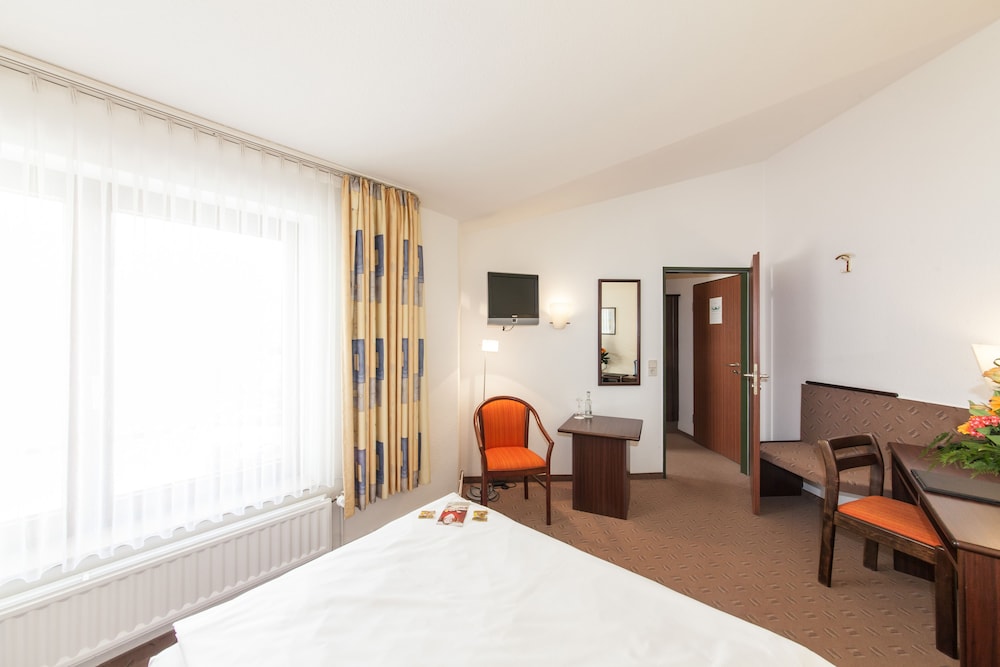 Standard Twin Room (Single Use) photo 3