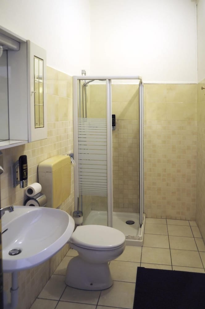 Basic Triple Room, Multiple Beds, Non Smoking - Photo 2