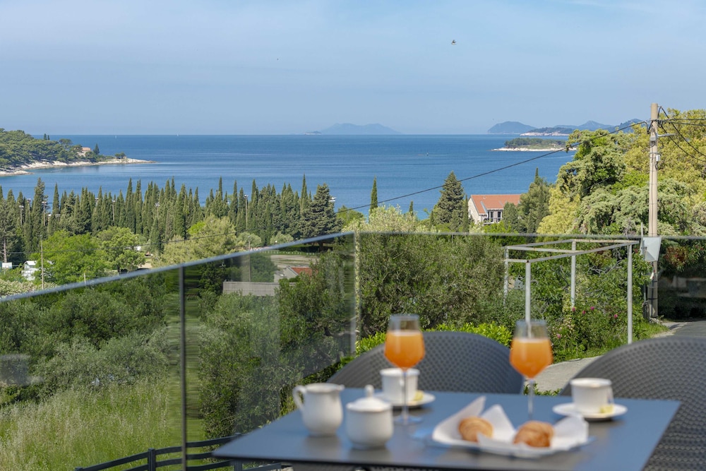 Apartment (Two Bedroom Apartment With Balcony An)