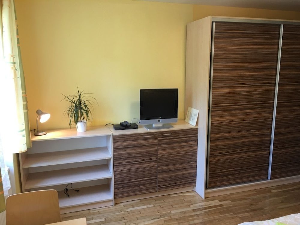 Standard Double Room, Ground Floor (Room 2, Private Bathroom) photo 2