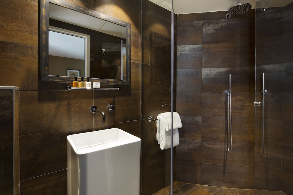 Superior Double or Twin Room thumbnail 6