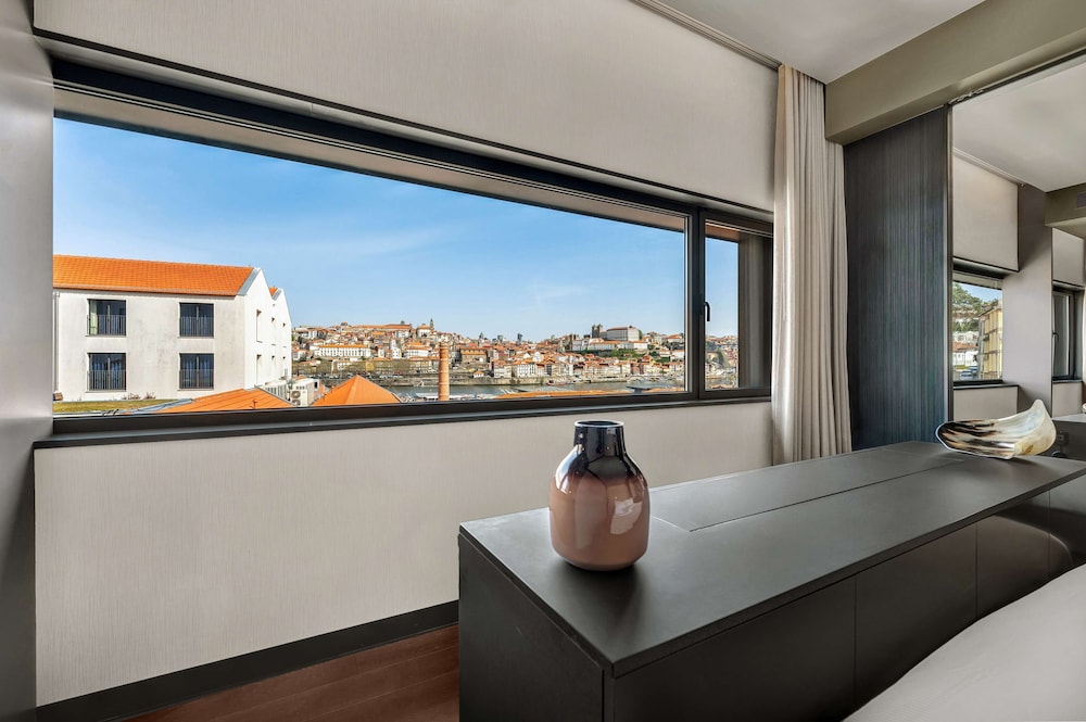 Suite, River View - Photo 7