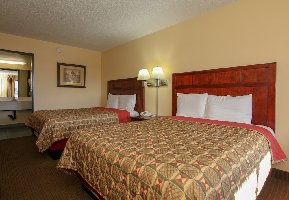 Standard Room, 2 Queen Beds - Photo 6