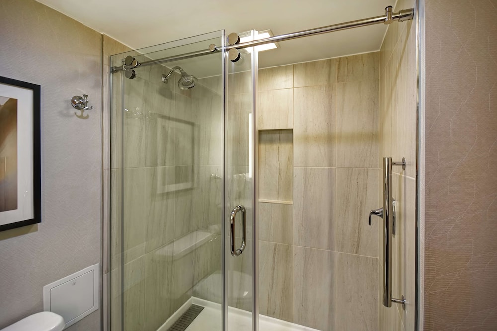 Premium Suite, 1 King Bed, Corner - Photo 9