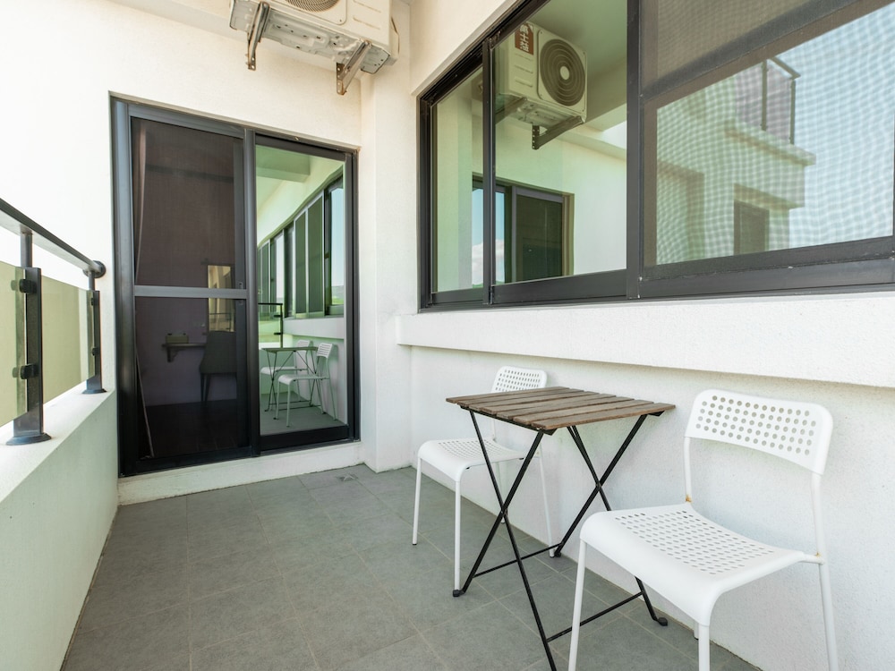 Family Room, Balcony - Photo 10