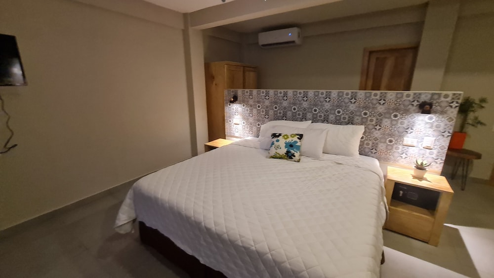 Honeymoon Room (King Suite with Ocean View) photo 2
