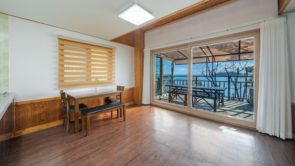 Basic Room, 1 Bedroom (Room 204(Ocean View /BBQ /Terras))