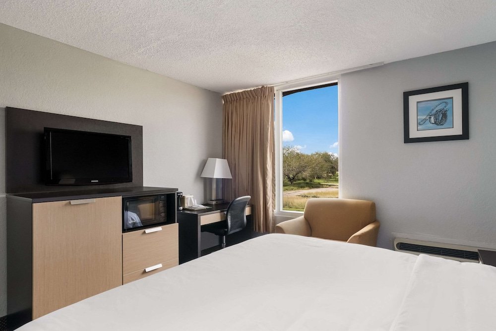 Room, 1 King Bed, Accessible, Non Smoking - Photo 2