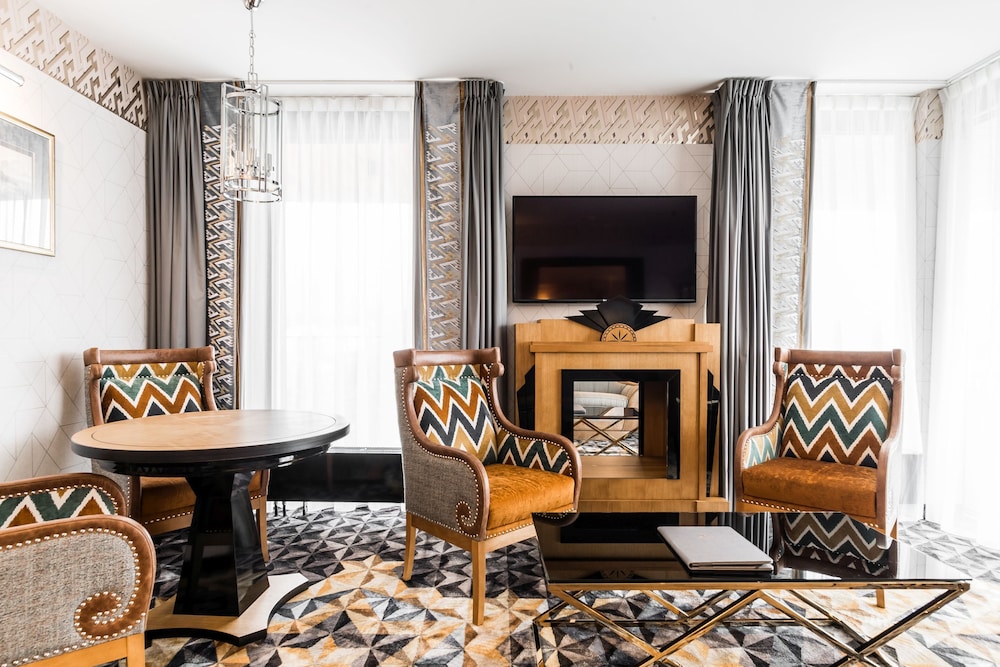 Suite - Photo 2