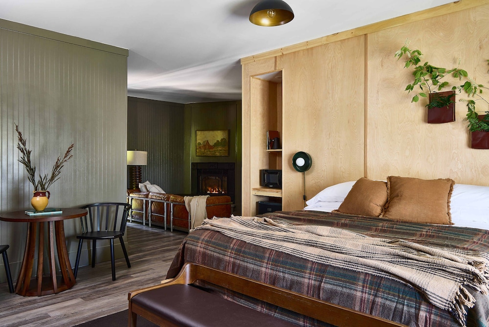 King Junior Suite w/ Balcony - Photo 3
