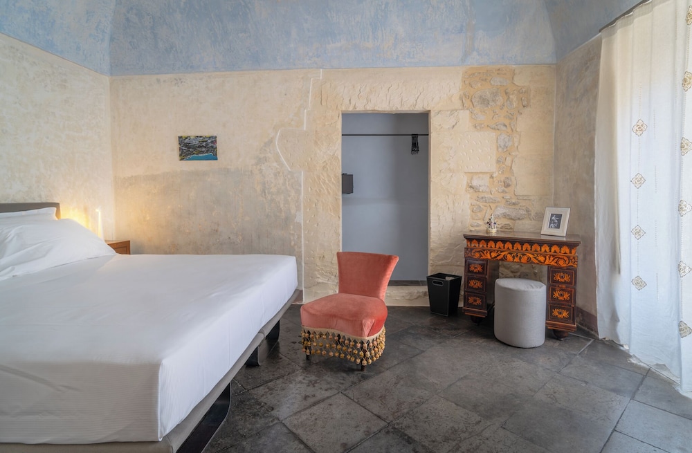 Luxury Suite, 1 King Bed, Balcony, City View