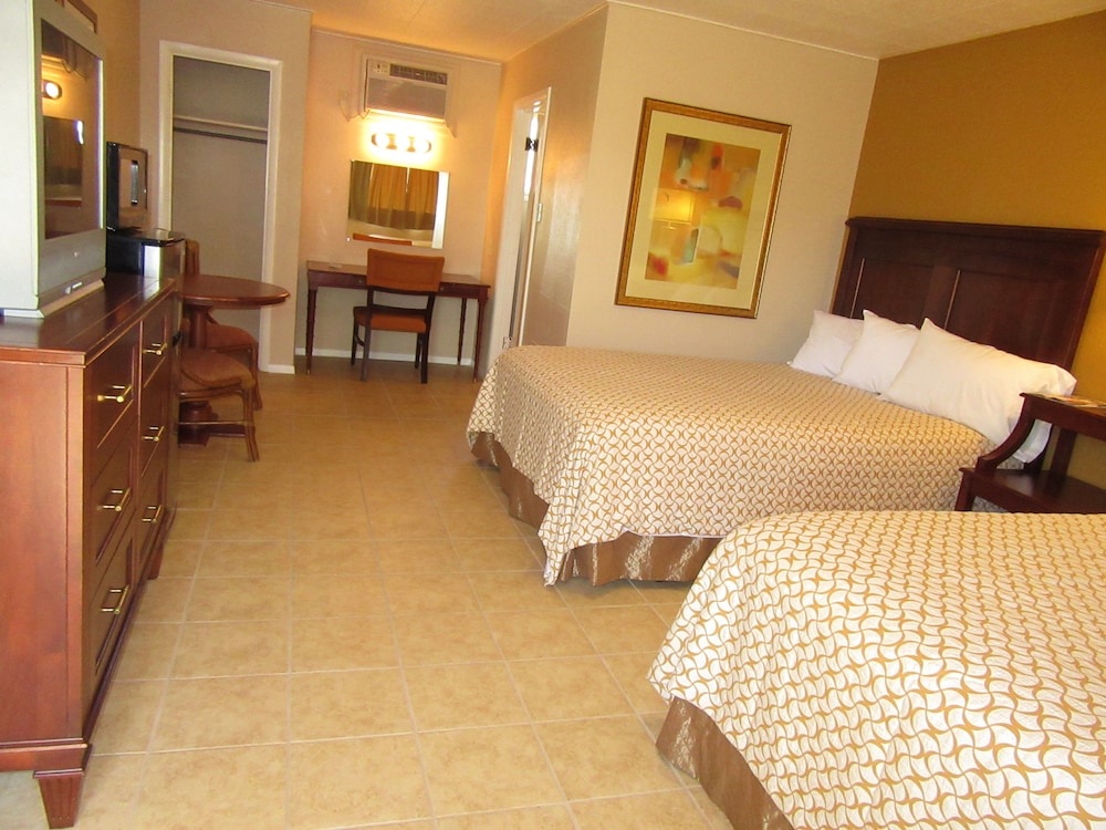 Room, 2 Queen Beds, Smoking photo 1