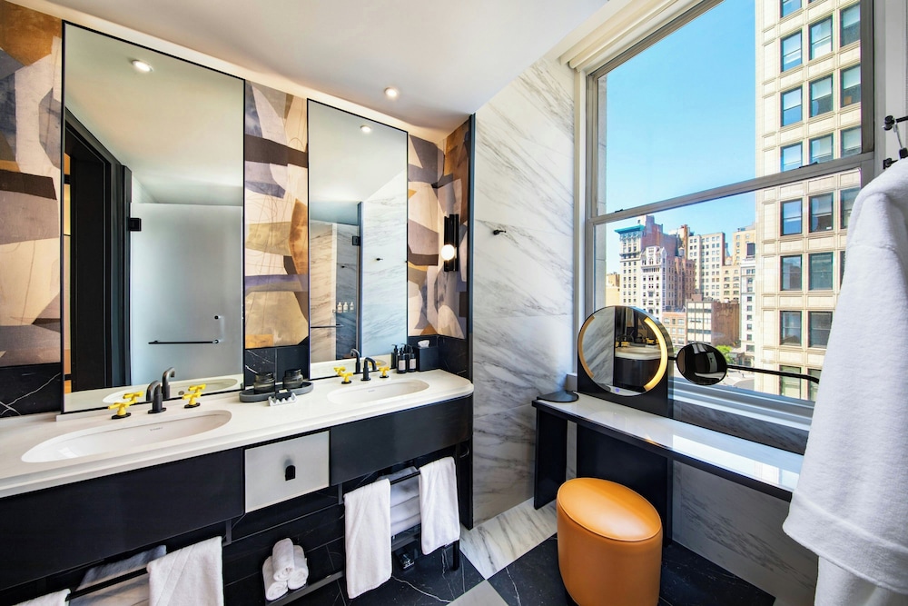 Suite, 1 King Bed, Park View (Urban) thumbnail 6
