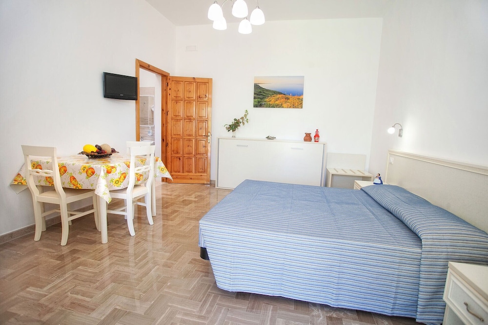 Studio, Kitchenette