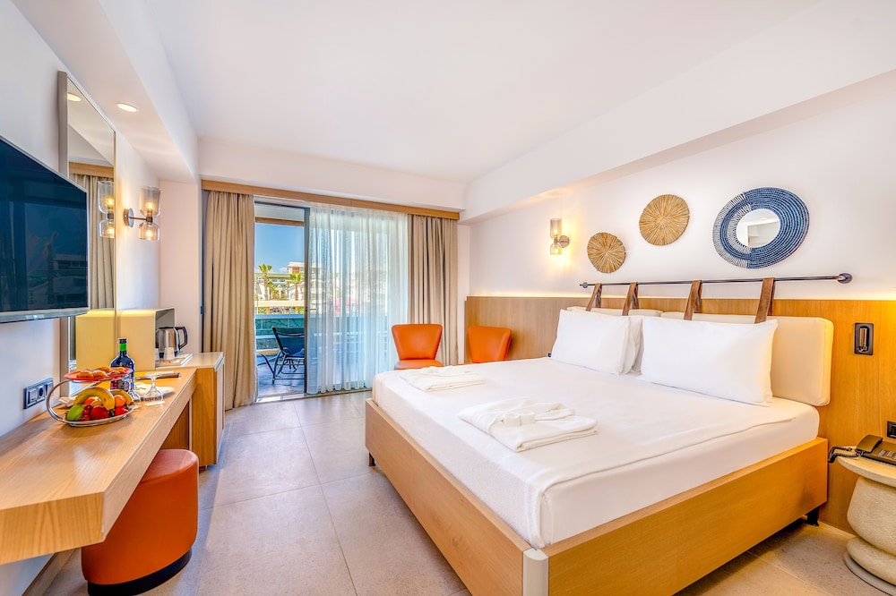 Elite Swim Up Room +13