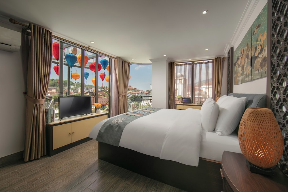 Premier Double Room, 1 King Bed, Lake View