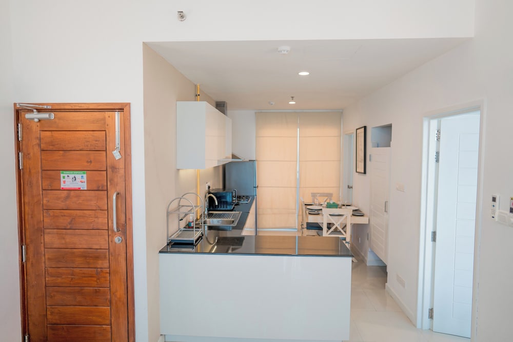 Deluxe Apartment, 3 Bedrooms, Kitchen, Partial Sea View photo 3