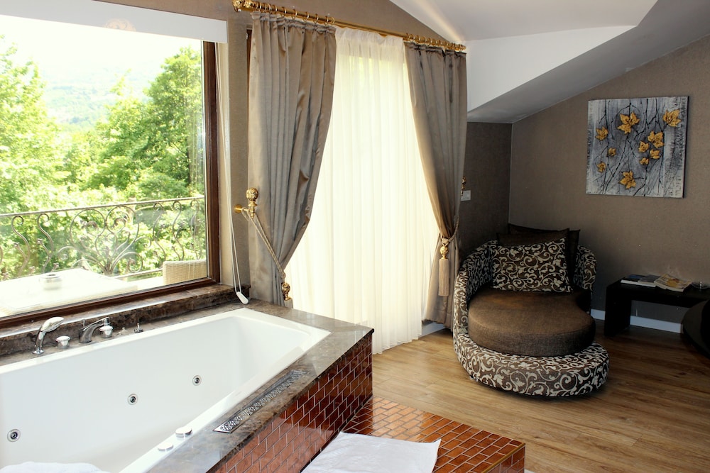 Superior Double Room, 1 King Bed, Jetted Tub, Garden View
