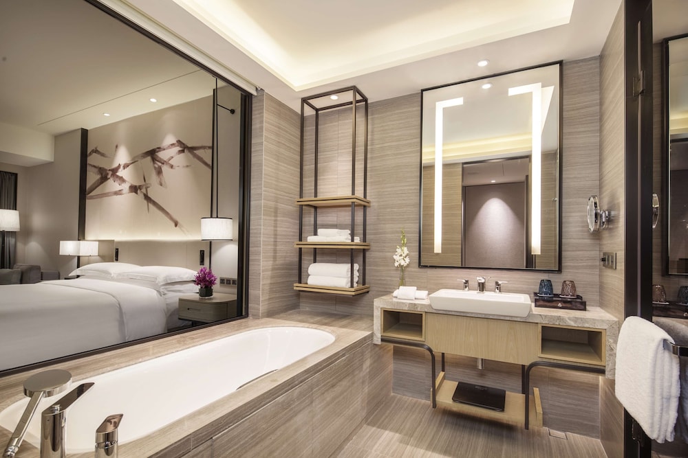 King Executive Room with Lounge Access thumbnail 5