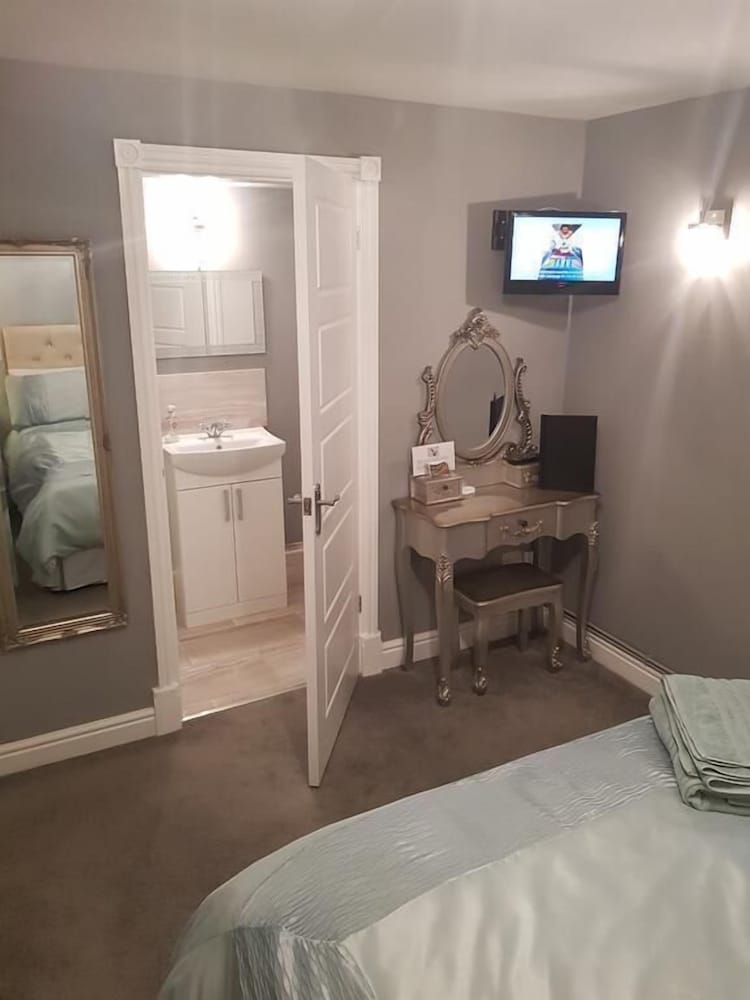 Junior Double Room, 1 Double Bed (Ensuite Shower Room) photo 1