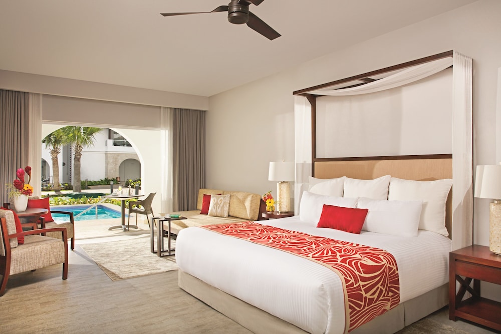 Preferred Club Suite Swim Up King Bed