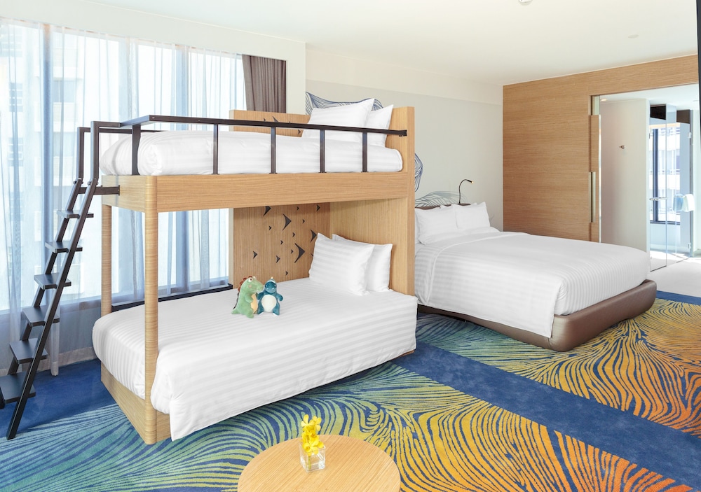 Family Suite, Lounge Access, Balcony, Sea View - 1 king bed and 1 bunk bed - Photo 2