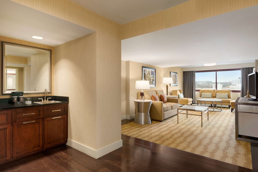 Suite, 1 King Bed, Non Smoking (Governor's) - Photo 4