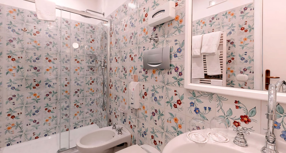 Basic Double or Twin Room - Photo 4
