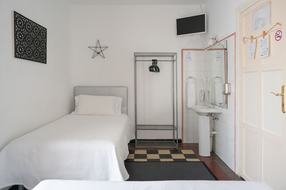 Triple Room, Shared Bathroom (outdoor balcony to Cuesta Gomerez ) photo 2