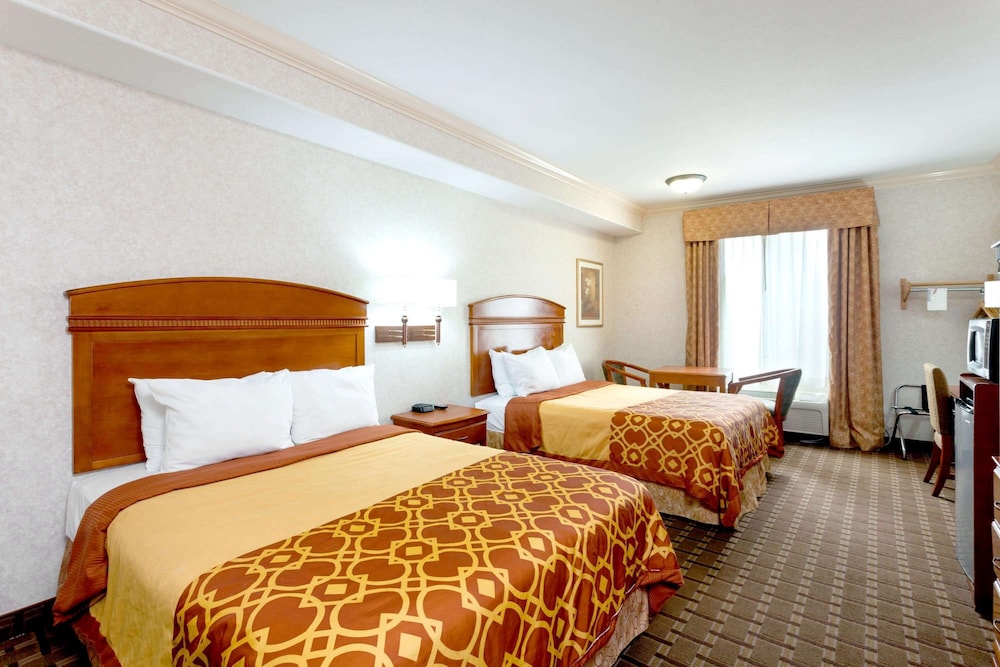 Room, 2 Queen Beds, Non Smoking - Photo 1