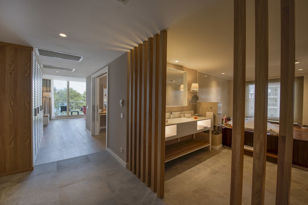 Deluxe Suite, Jutted Tub, 2 Adults + 2 Children thumbnail 5
