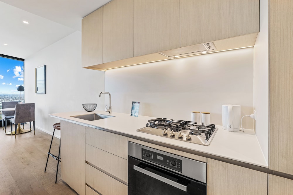 One Bedroom Apartment - Sky High - Photo 3