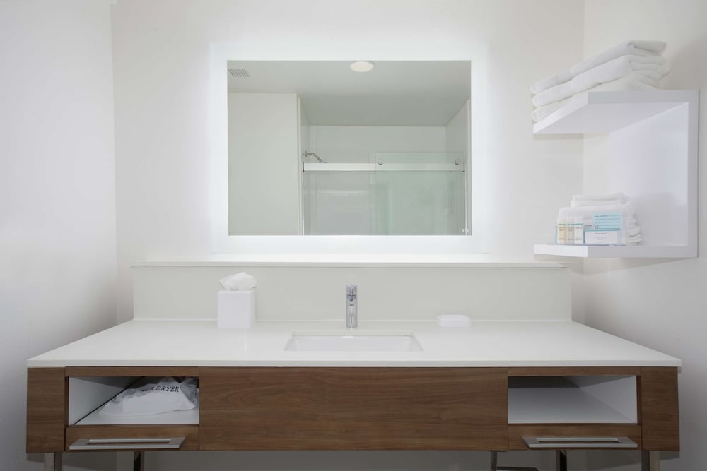 Suite, Accessible, Non Smoking - Photo 9