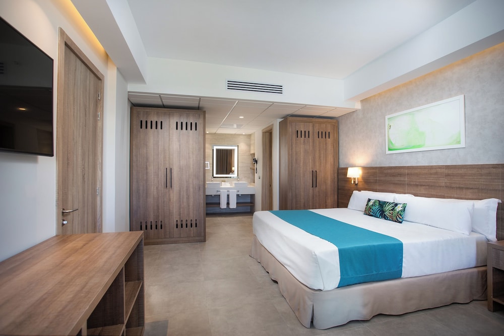 Luxury Suite - Photo 9